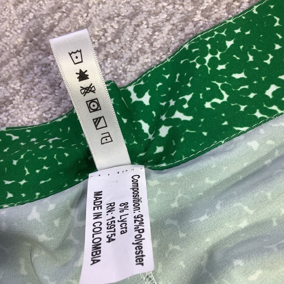 The Bubble Green &‎ White Print Performance Shorts - Moisture Wicking NWT - Picture 7 of 16